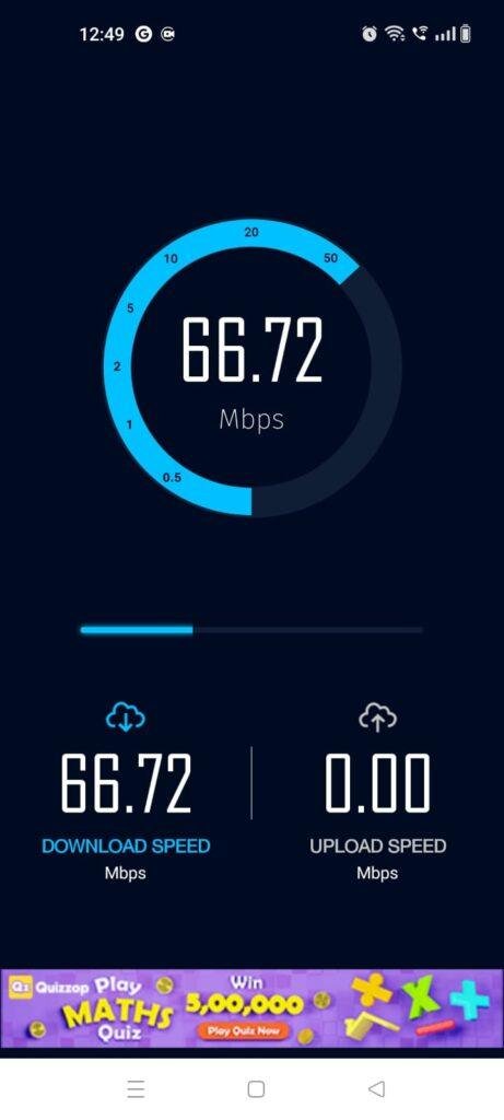 Internet Speed Test Fiber Test app displaying download speed, upload speed, and real-time network performance on Android.